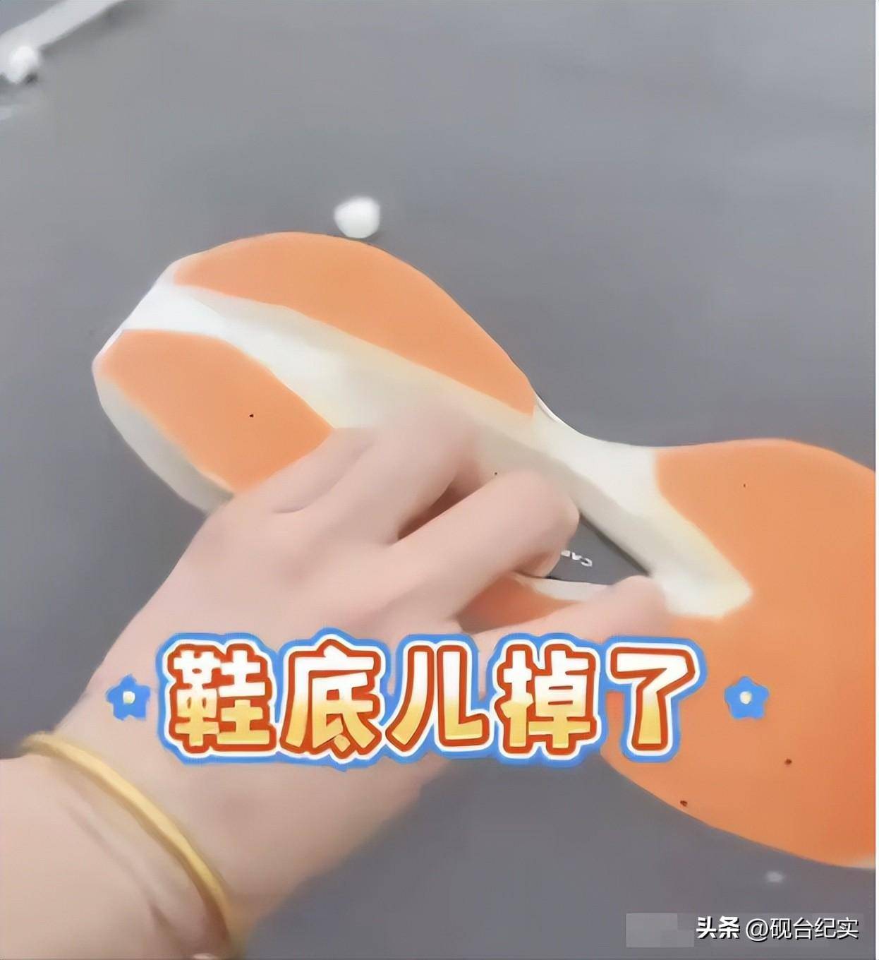 底赤脚完赛后痛哭客服回应惹怒网友千亿网站美女穿特步跑全马鞋子掉(图12)