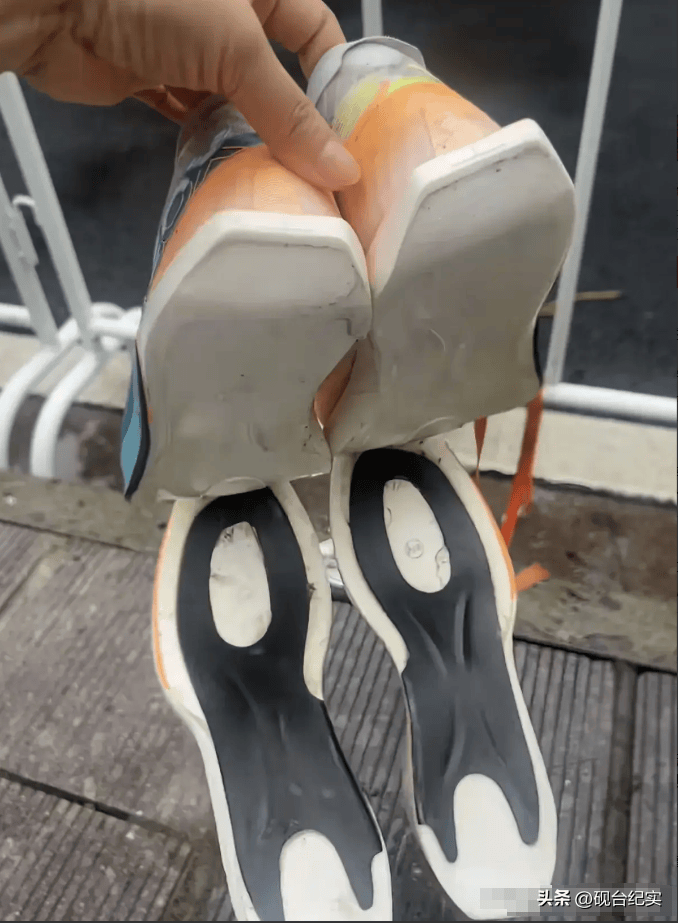 底赤脚完赛后痛哭客服回应惹怒网友千亿网站美女穿特步跑全马鞋子掉(图14)