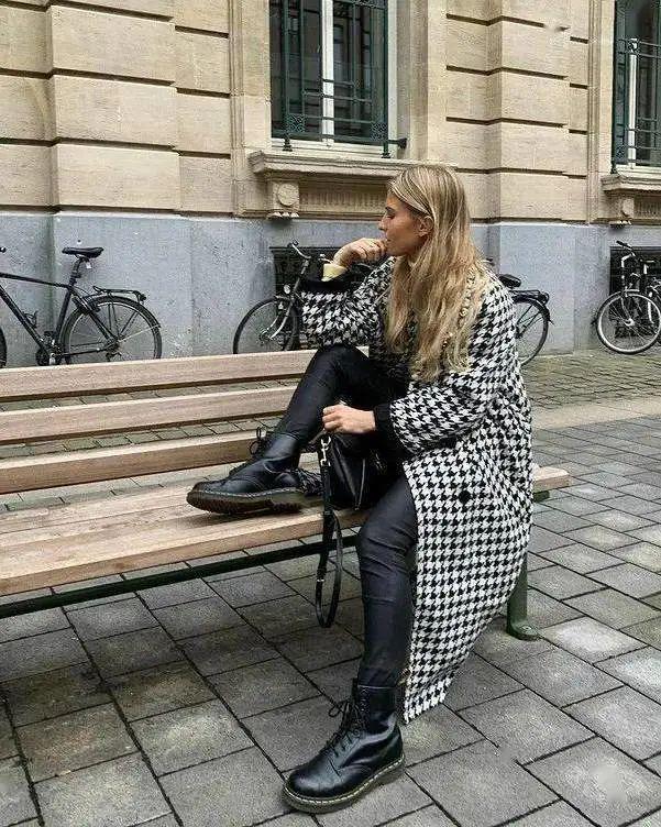 4双鞋”才是今冬最优雅时髦的打开方式！千亿·国际网站别穿高跟鞋了！“大衣+这(图9)