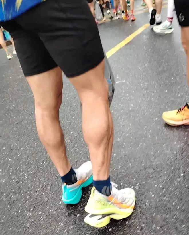 赛大哭网友：同款掉底特步回复掉分千亿网站女子跑全马鞋子掉底光脚完(图6)