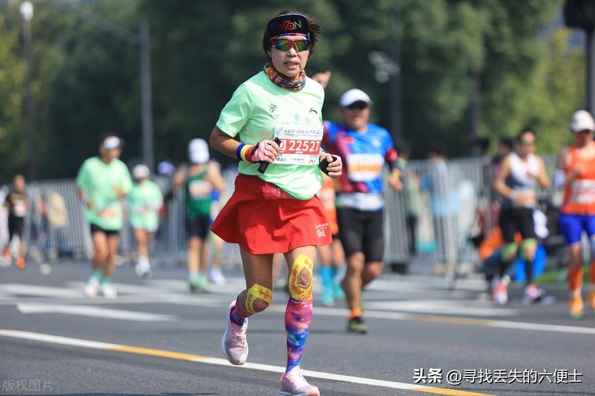 完赛！特步客服“90天保质期”遭吐槽球友会网址跑马拉松鞋子脱胶女子光脚