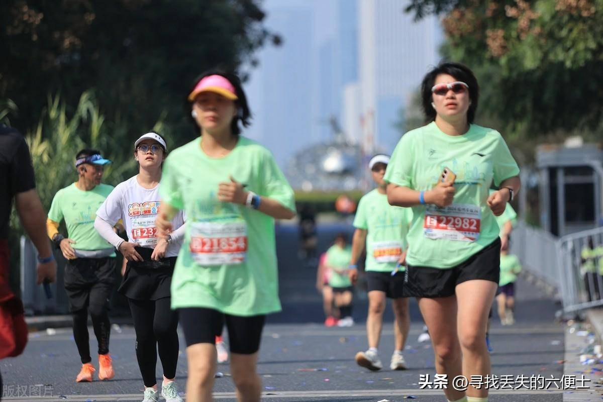 完赛！特步客服“90天保质期”遭吐槽球友会网址跑马拉松鞋子脱胶女子光脚(图5)