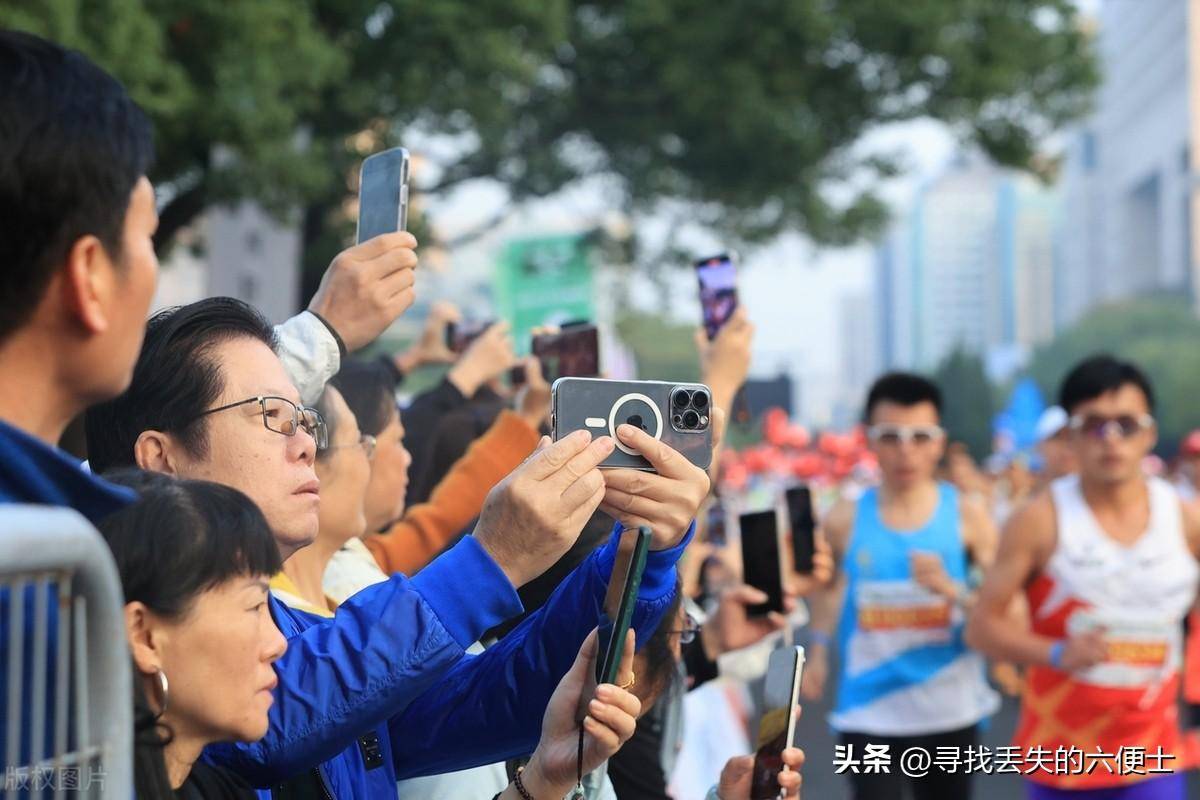 完赛！特步客服“90天保质期”遭吐槽球友会网址跑马拉松鞋子脱胶女子光脚(图4)