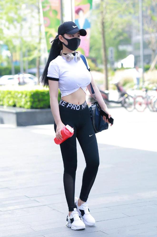 “纤细腰线”风格时尚浪漫球友会女生穿运动穿搭展现(图4)